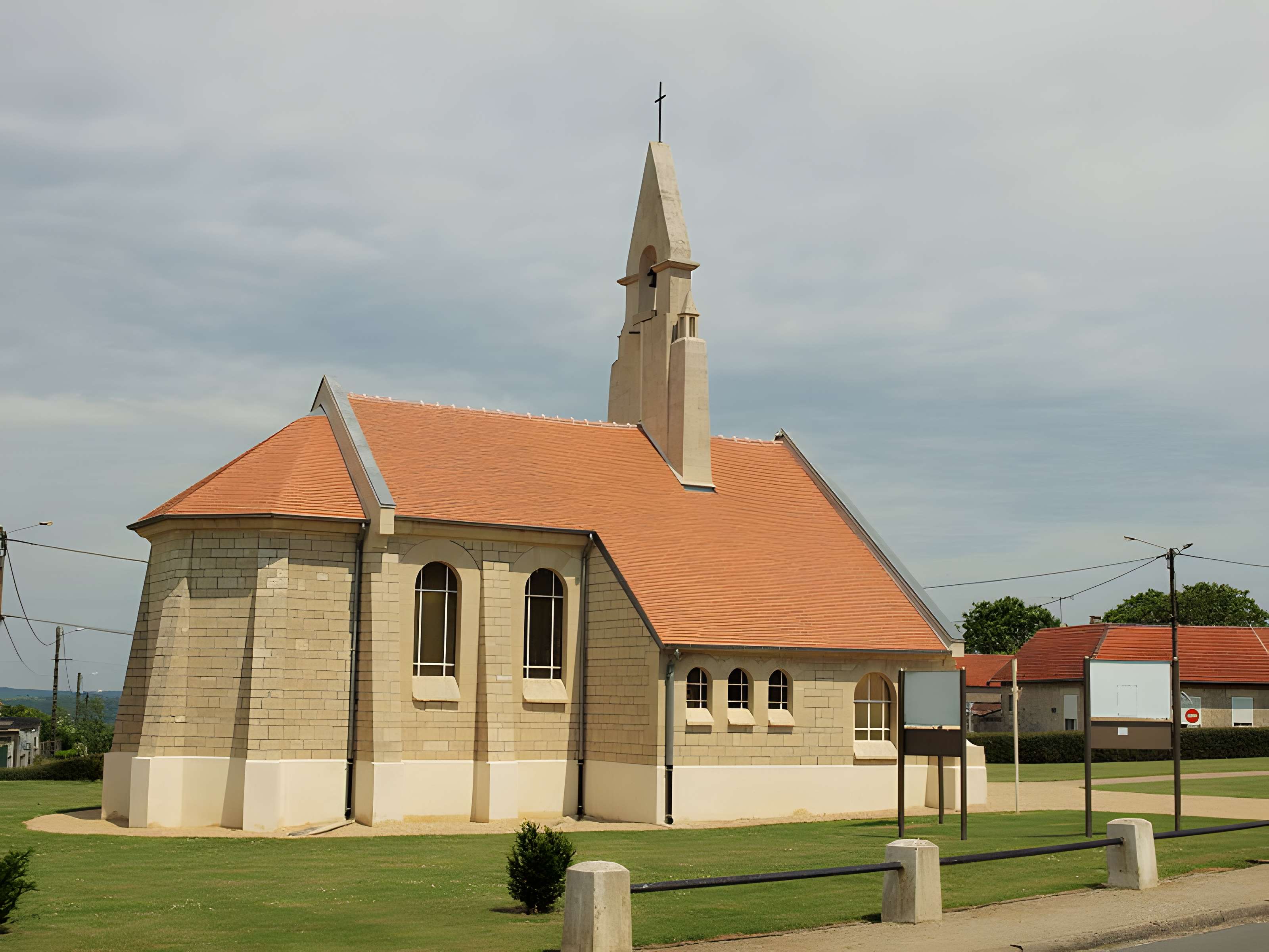 Chapelle du Souvenir et lanterne des morts