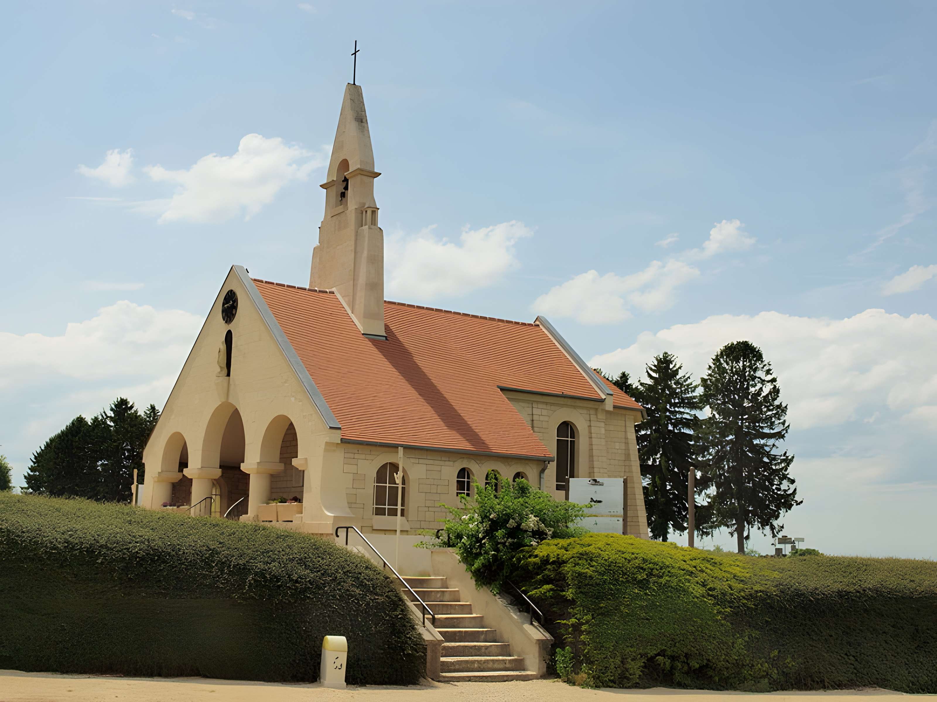 Chapelle du Souvenir et lanterne des morts