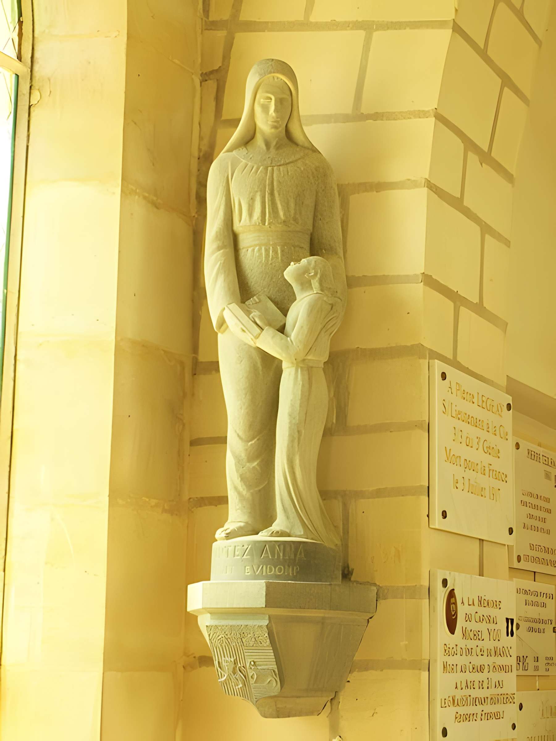 Chapelle du Souvenir et lanterne des morts