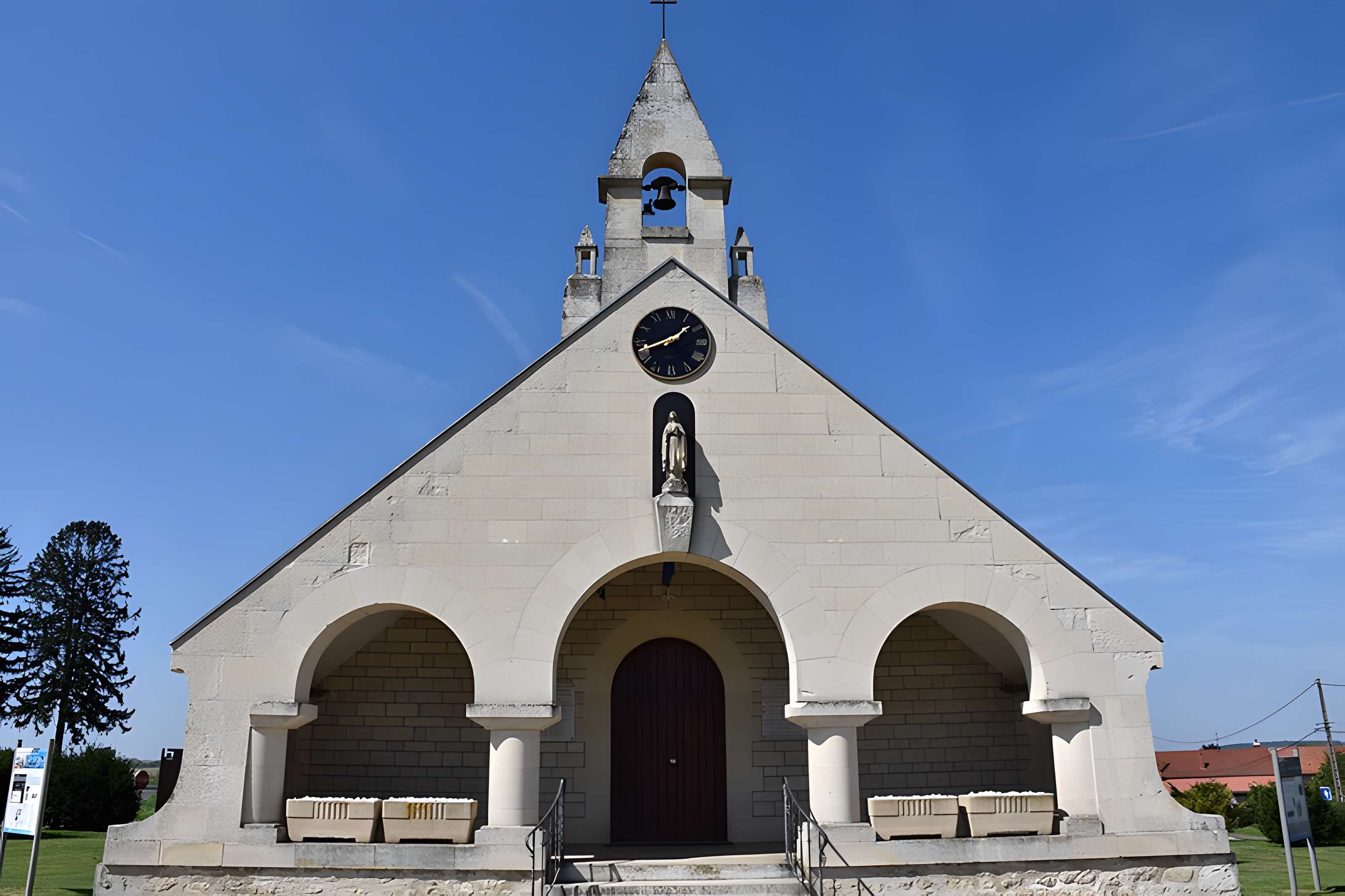 Chapelle du Souvenir et lanterne des morts