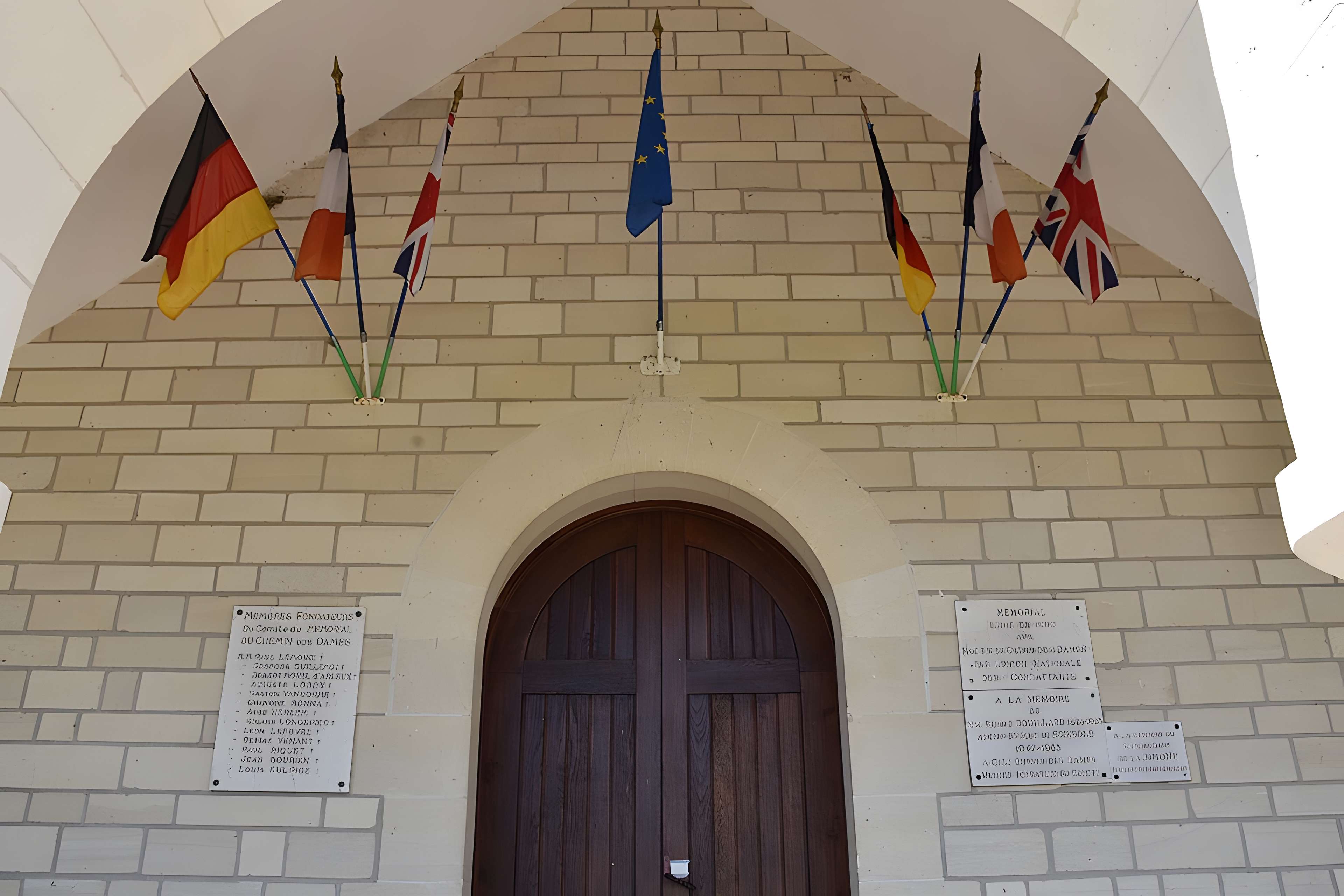 Chapelle du Souvenir et lanterne des morts