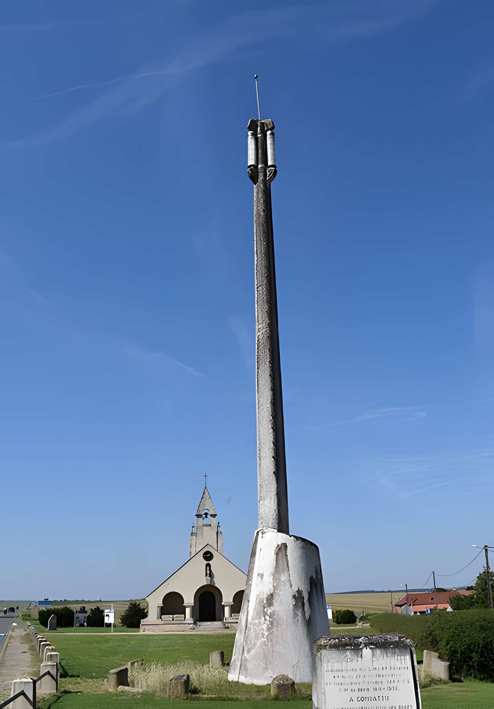 Chapelle du Souvenir et lanterne des morts