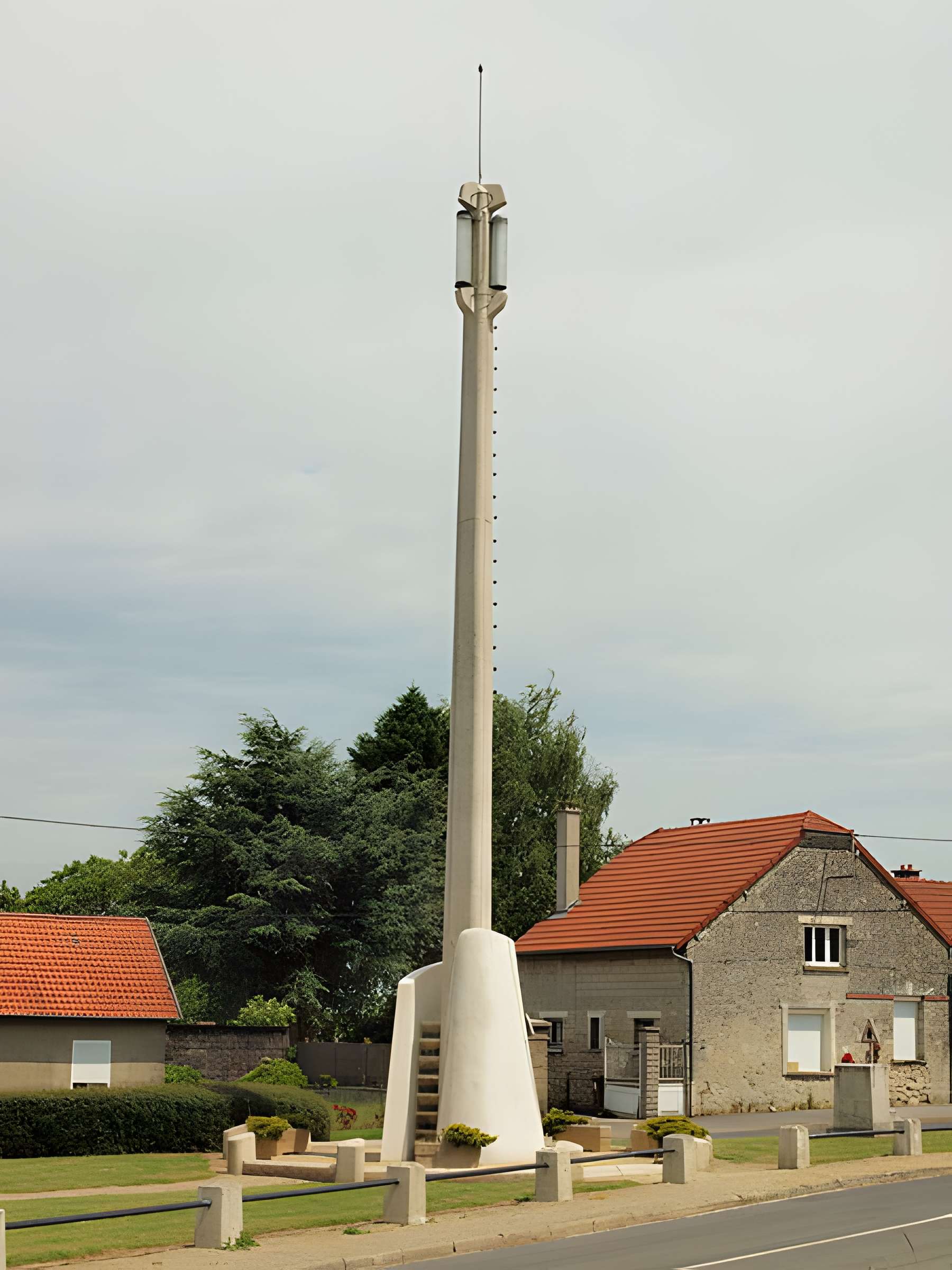 Chapelle du Souvenir et lanterne des morts