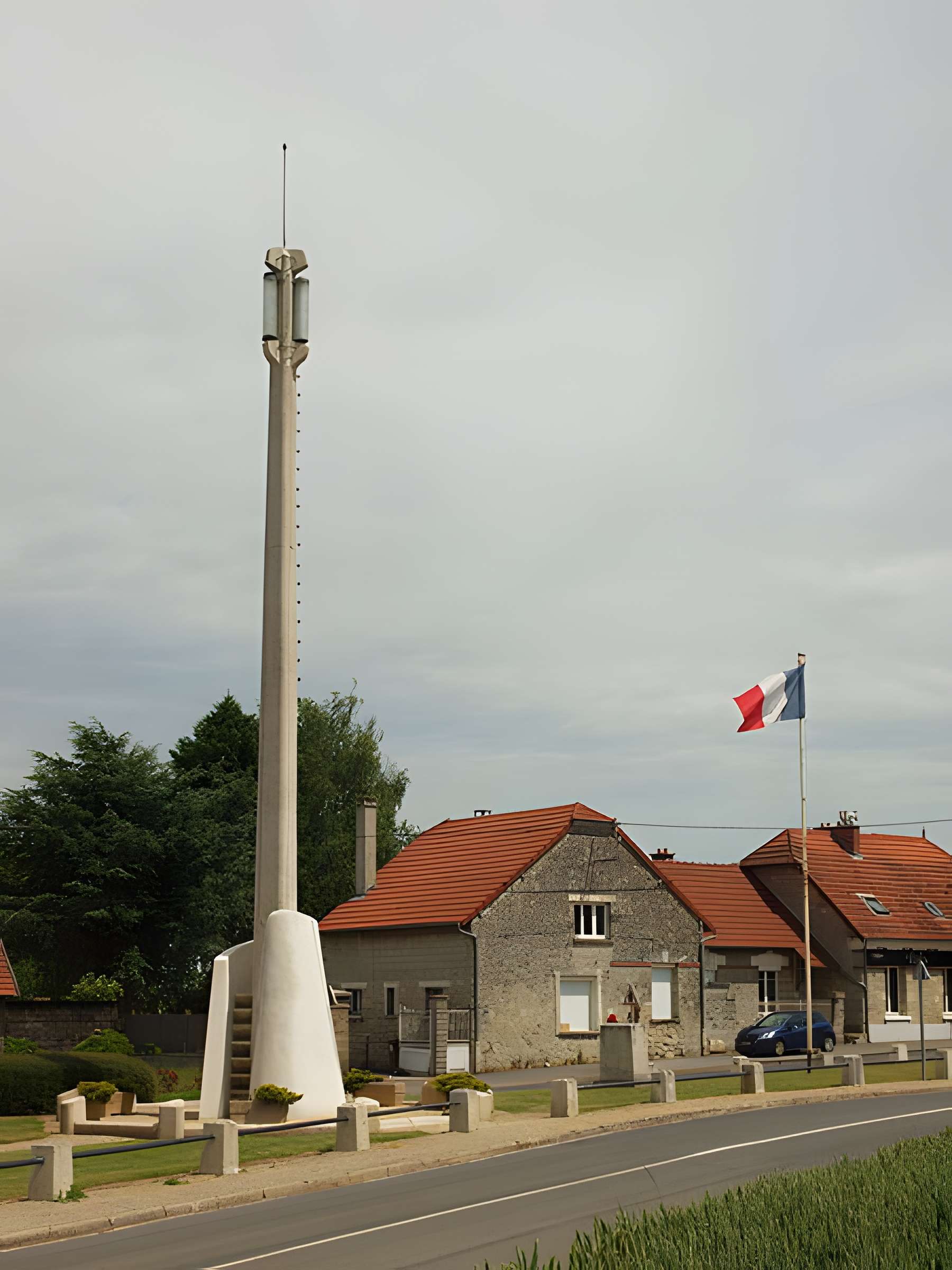 Chapelle du Souvenir et lanterne des morts