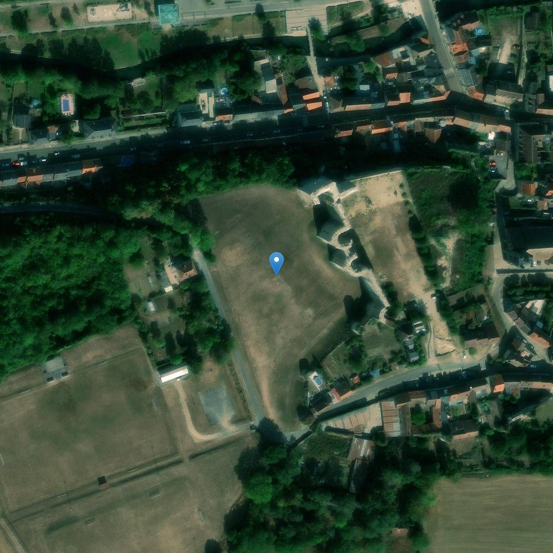 Photo de Parcelle située dans le champ de visibilité du château et de l'église