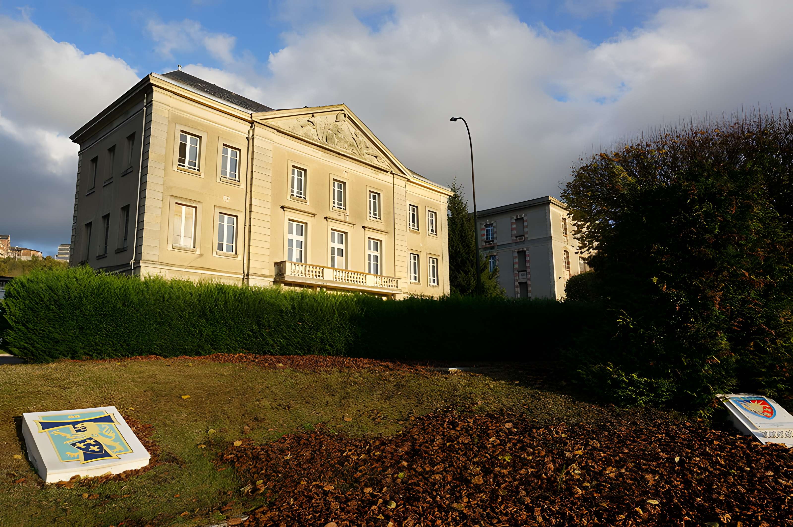 Ancienne caserne des Dragons de la Reine