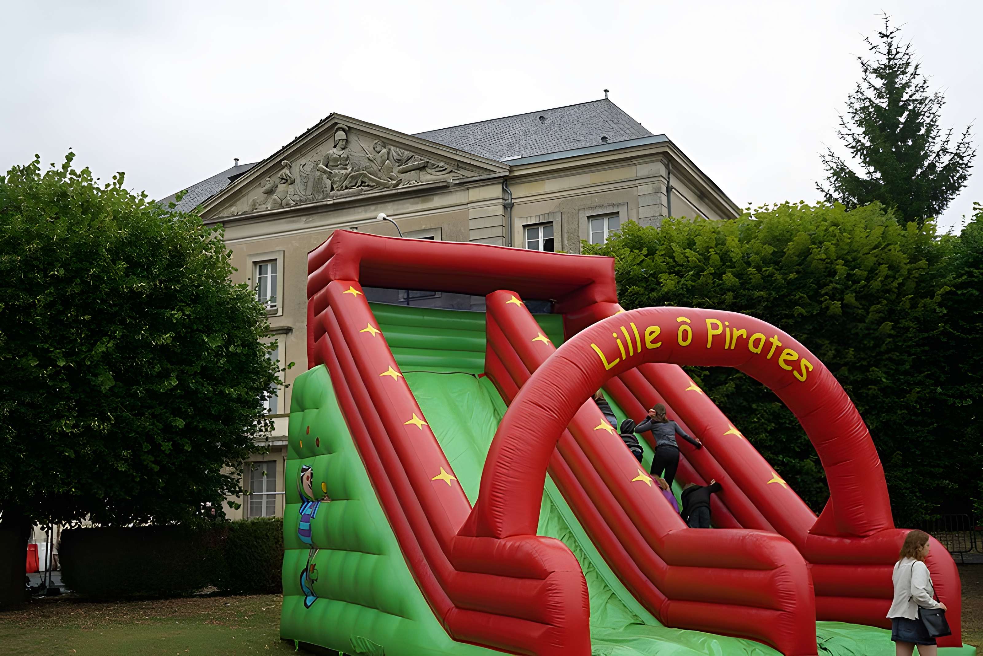 Ancienne caserne des Dragons de la Reine