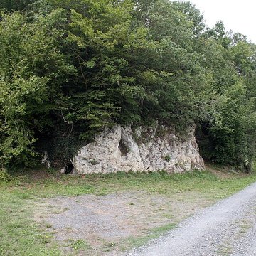 Deux grottes préhistoriques situées dans le domaine des Bernards