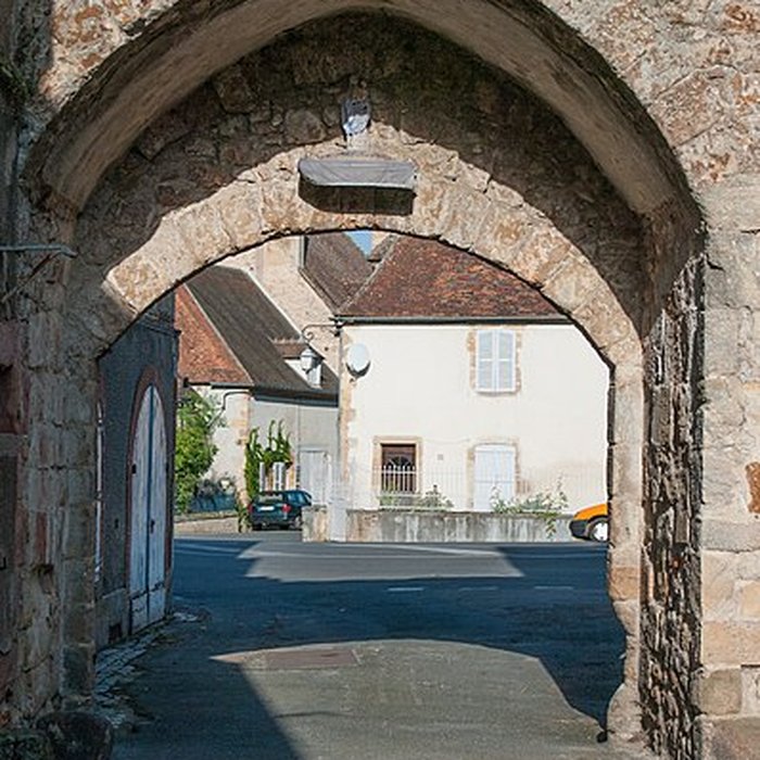 Photo de Porte de Varenne et les restes des remparts y attenant