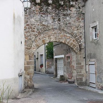 Porte de Varenne et les restes des remparts y attenant