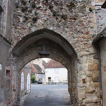 Porte de Varenne et les restes des remparts y attenant