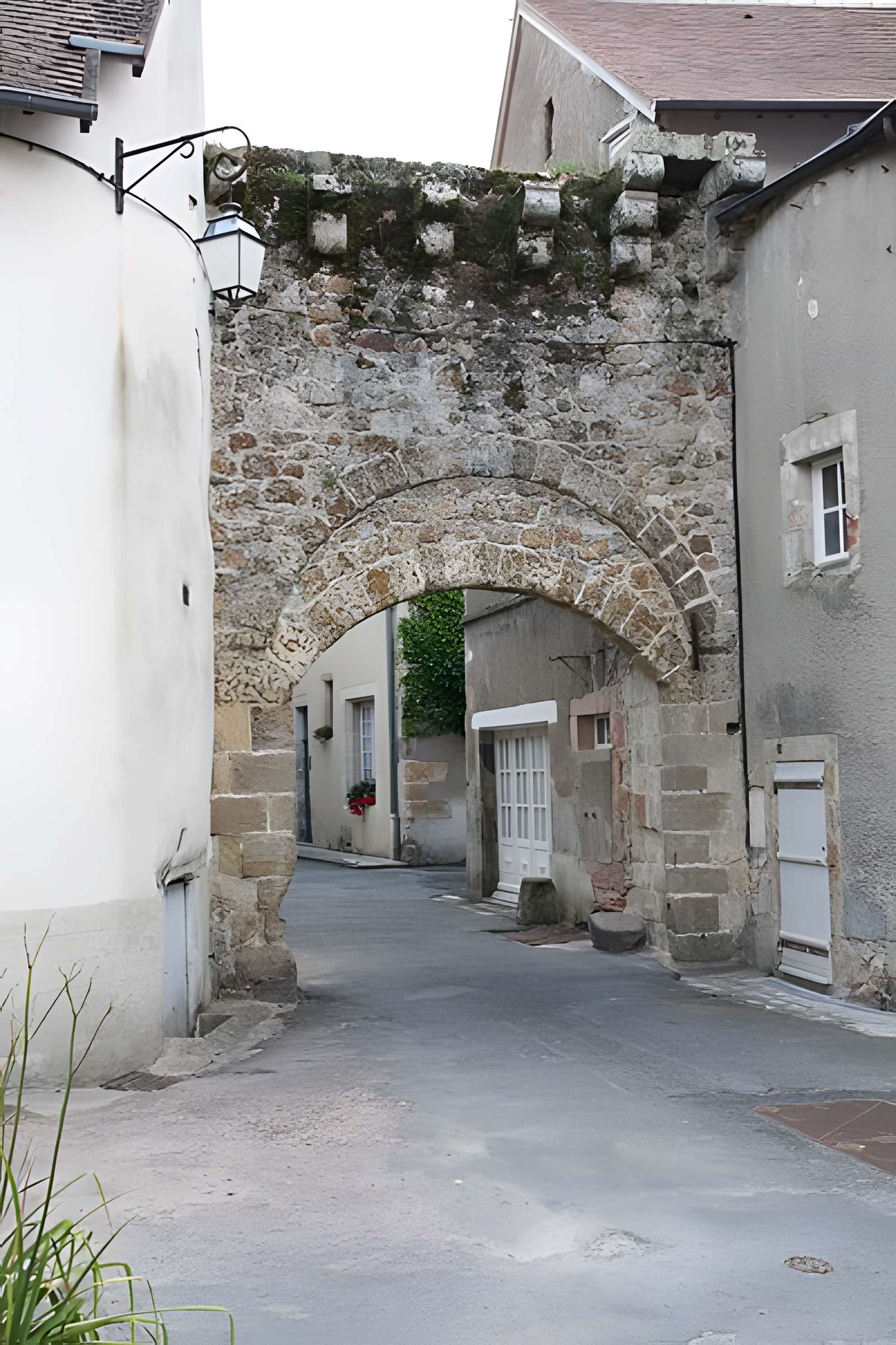 Porte de Varenne et les restes des remparts y attenant