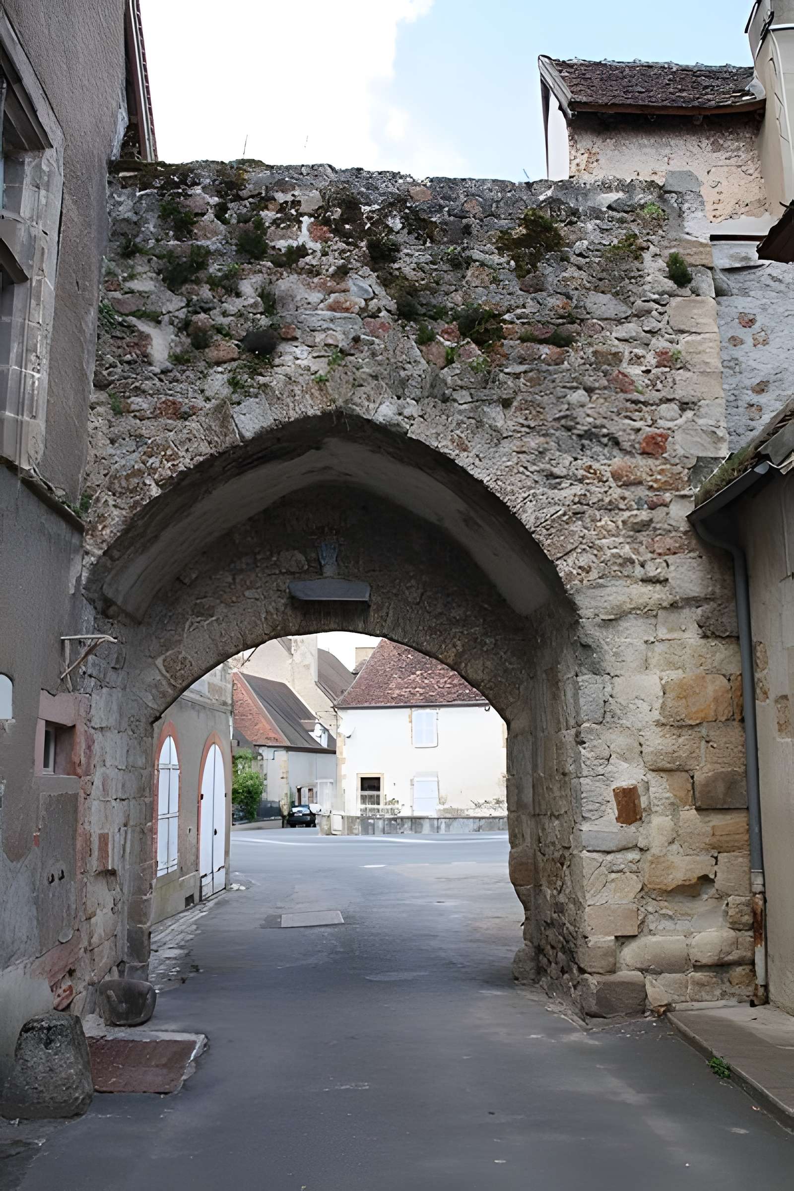 Porte de Varenne et les restes des remparts y attenant