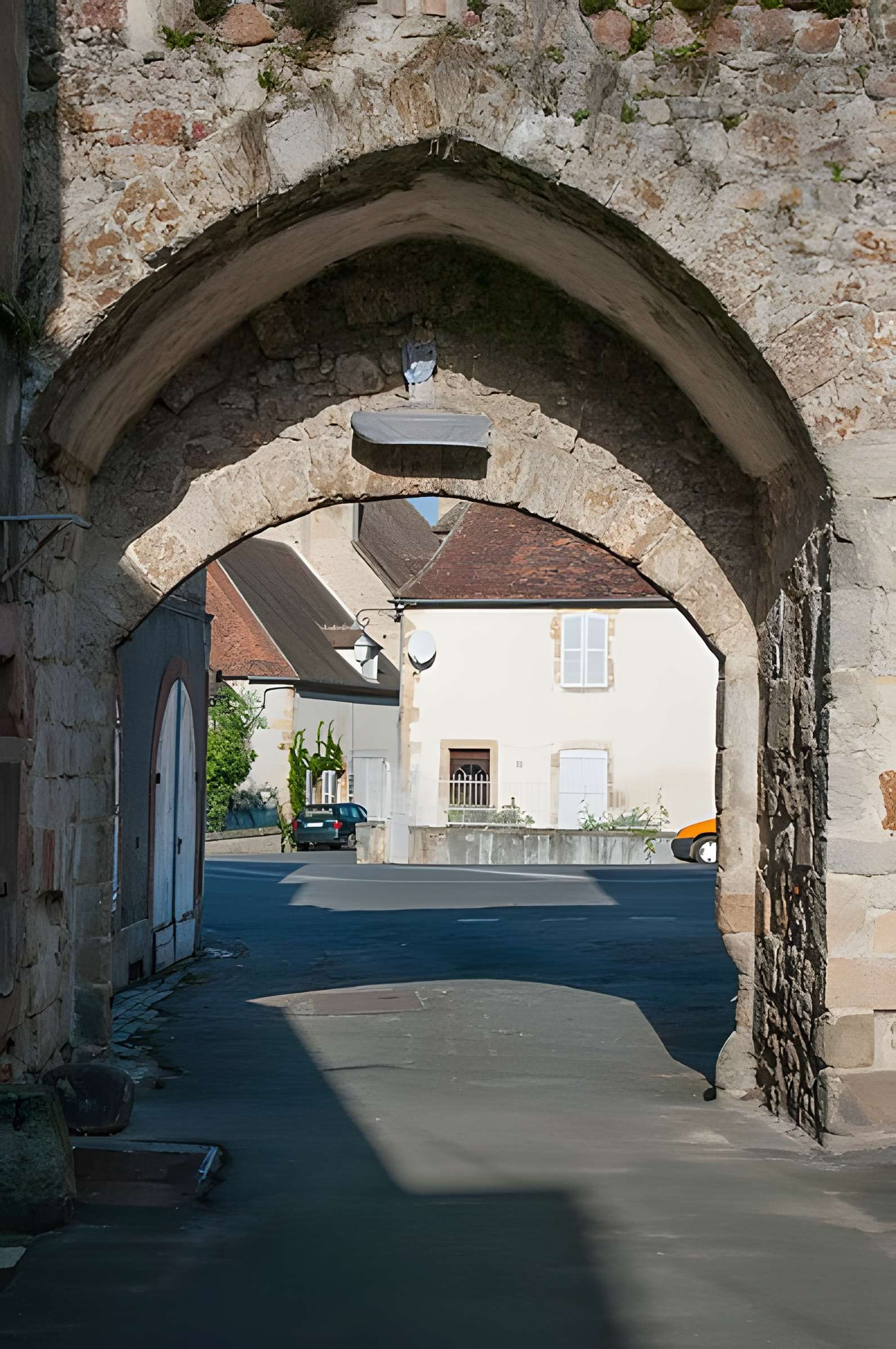 Porte de Varenne et les restes des remparts y attenant