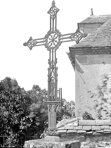 Photo de Croix située devant le presbytère