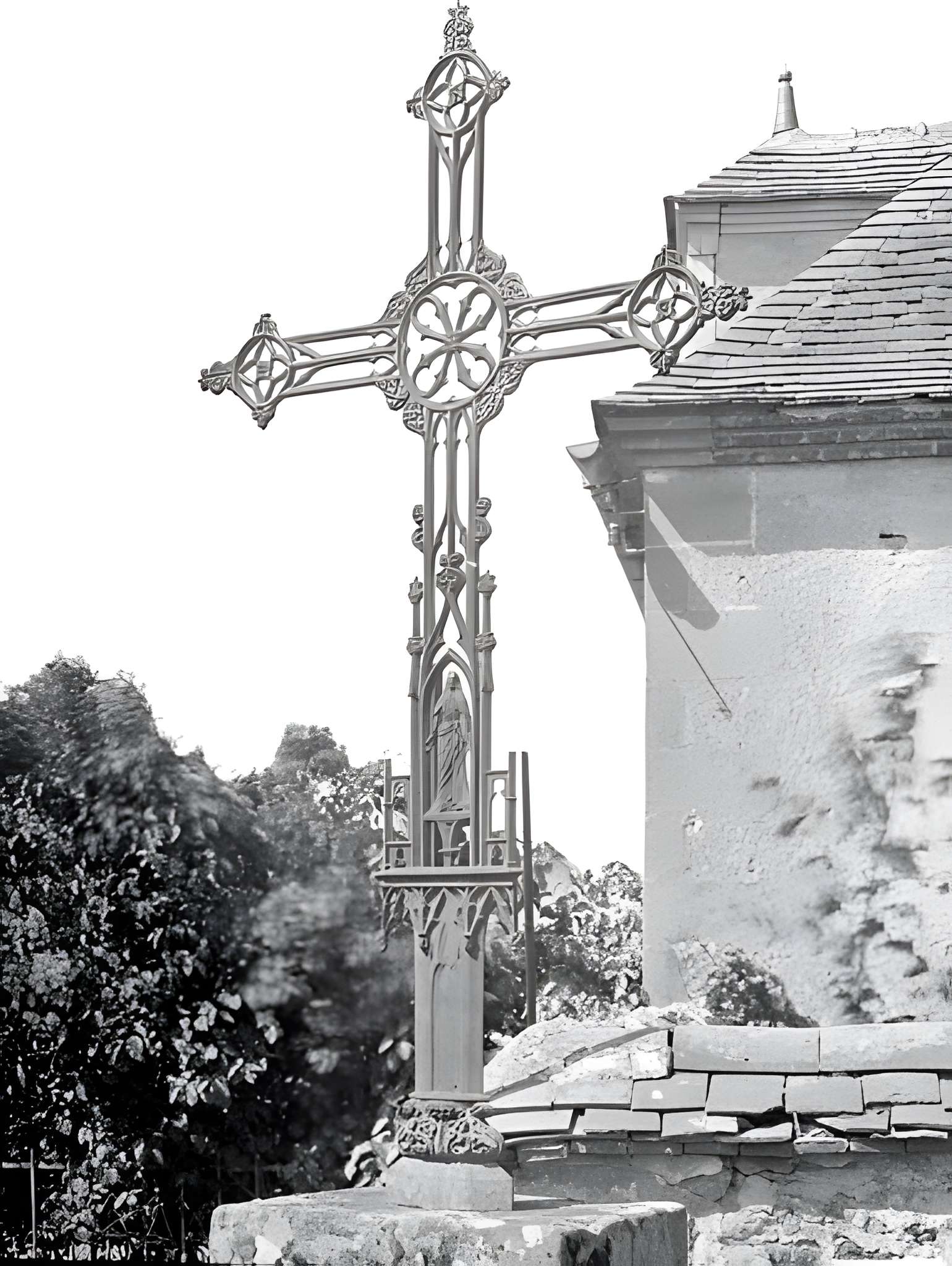 Croix située devant le presbytère