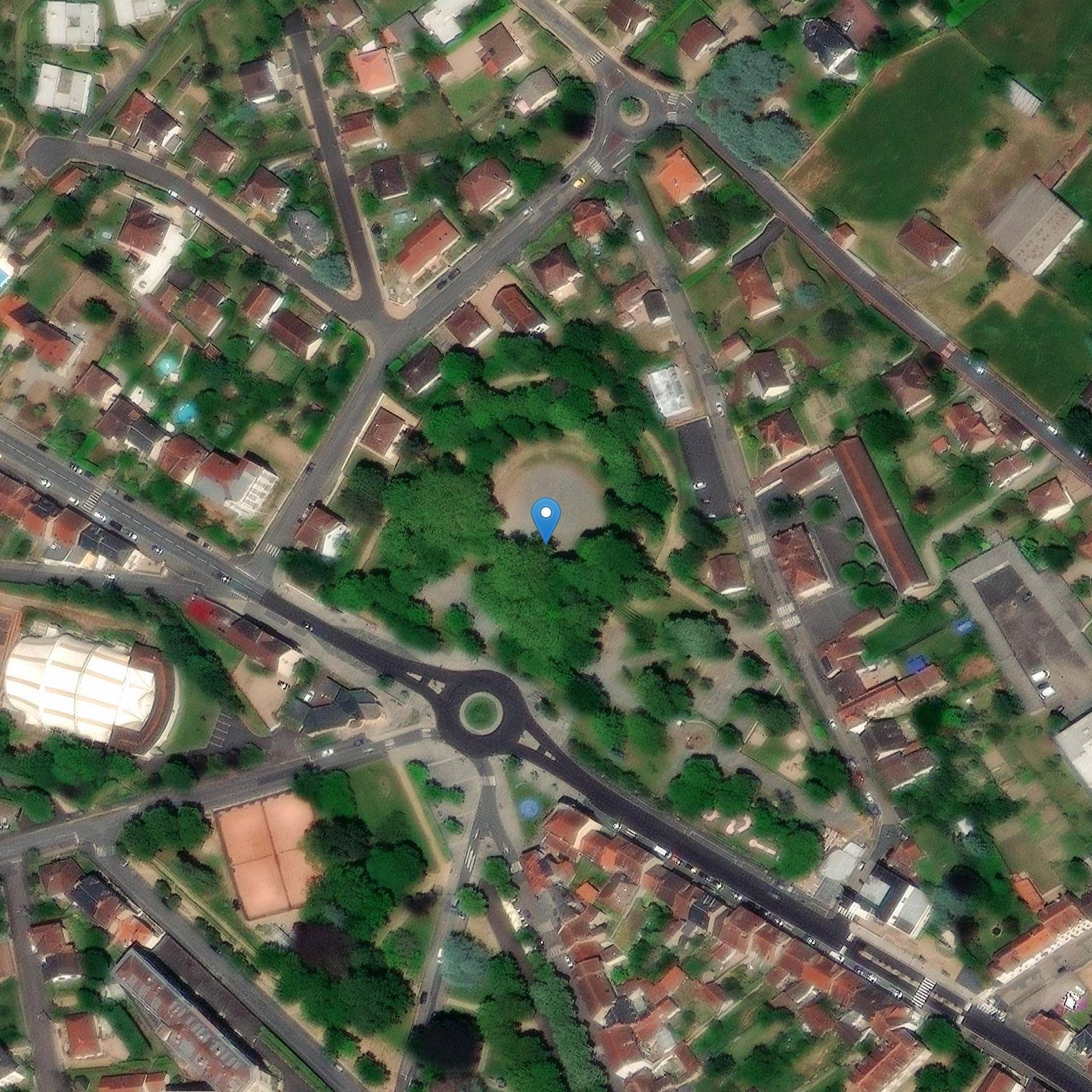 Photo de 古代の記念碑(円形劇場の修復)