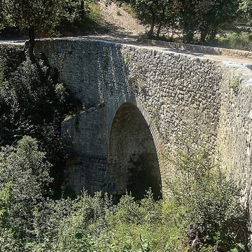 Pont ancien sur le ravin de Buès également sur commune de Lurs