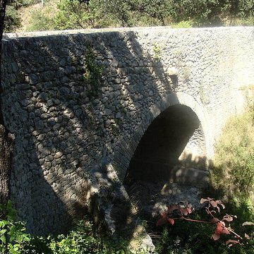 Pont ancien sur le ravin de Buès également sur commune de Lurs