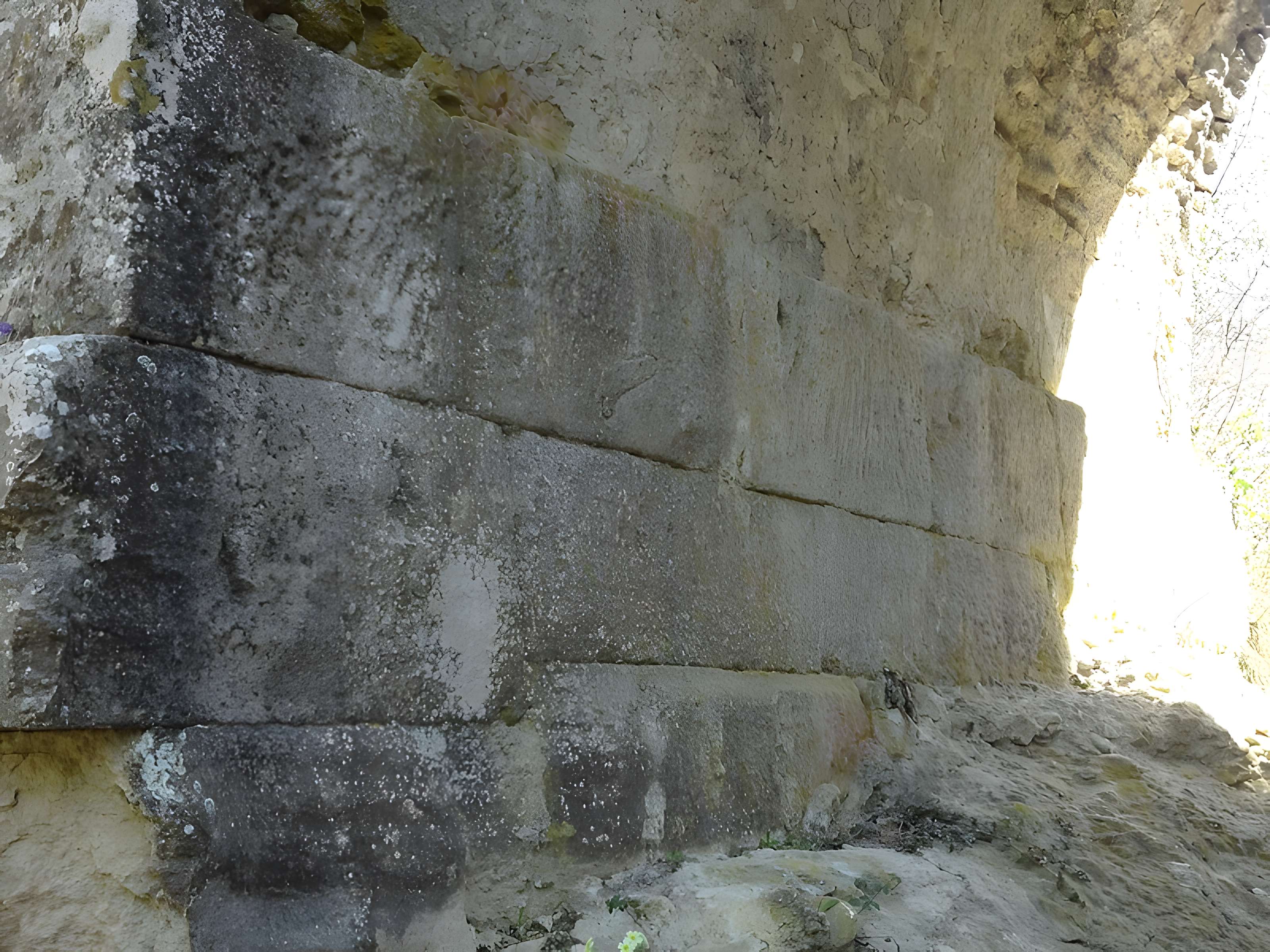 Pont ancien sur le ravin de Buès (également sur commune de Lurs)