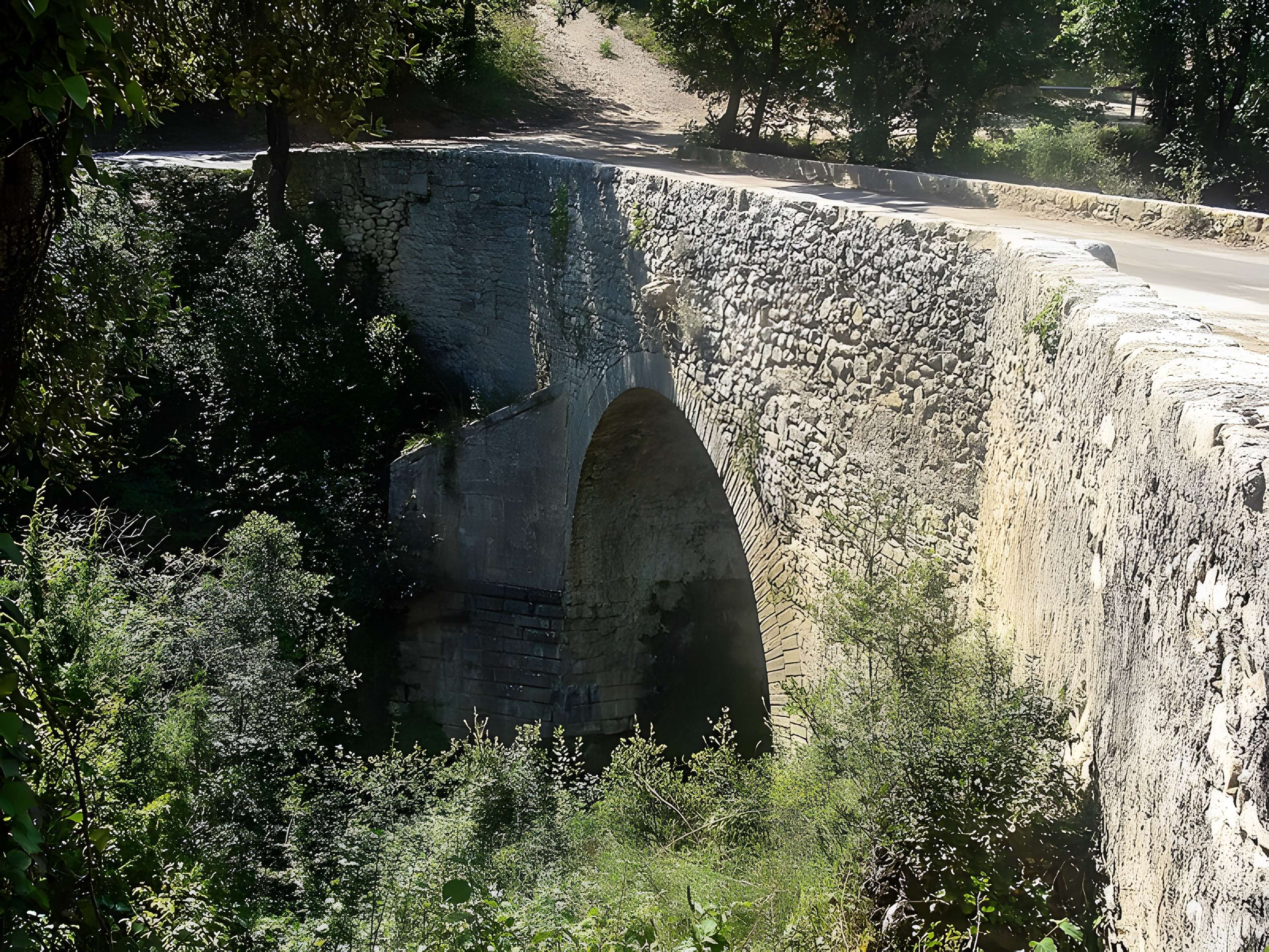 Pont ancien sur le ravin de Buès (également sur commune de Lurs)