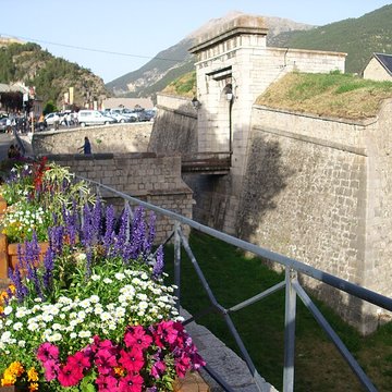 Anciennes fortifications de la Ville Haute