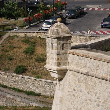 Anciennes fortifications de la Ville Haute