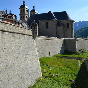 Anciennes fortifications de la Ville Haute