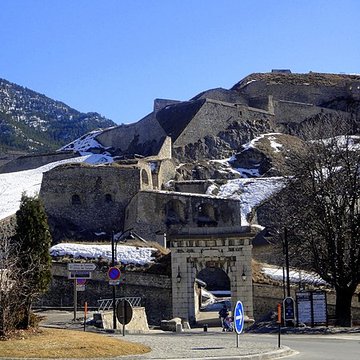 Anciennes fortifications de la Ville Haute