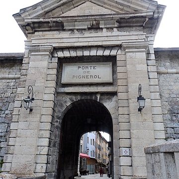Anciennes fortifications de la Ville Haute