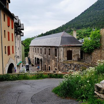 Anciennes fortifications de la Ville Haute
