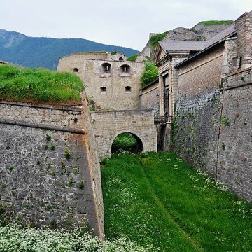 Anciennes fortifications de la Ville Haute