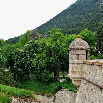 Anciennes fortifications de la Ville Haute