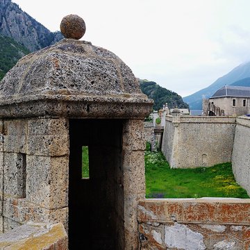 Anciennes fortifications de la Ville Haute