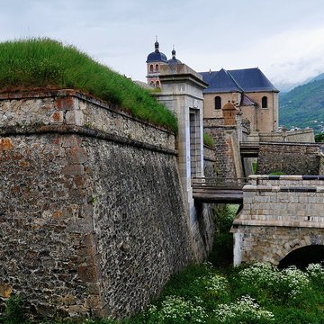 Anciennes fortifications de la Ville Haute