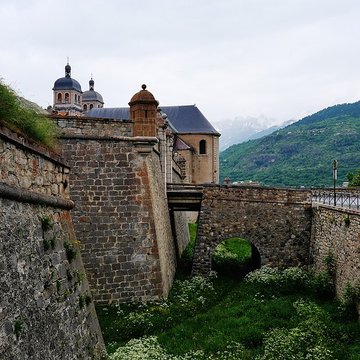 Anciennes fortifications de la Ville Haute