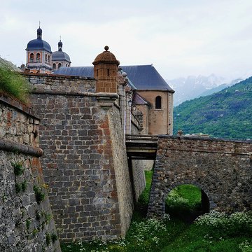 Anciennes fortifications de la Ville Haute