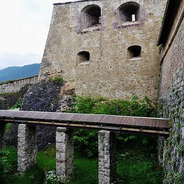 Anciennes fortifications de la Ville Haute