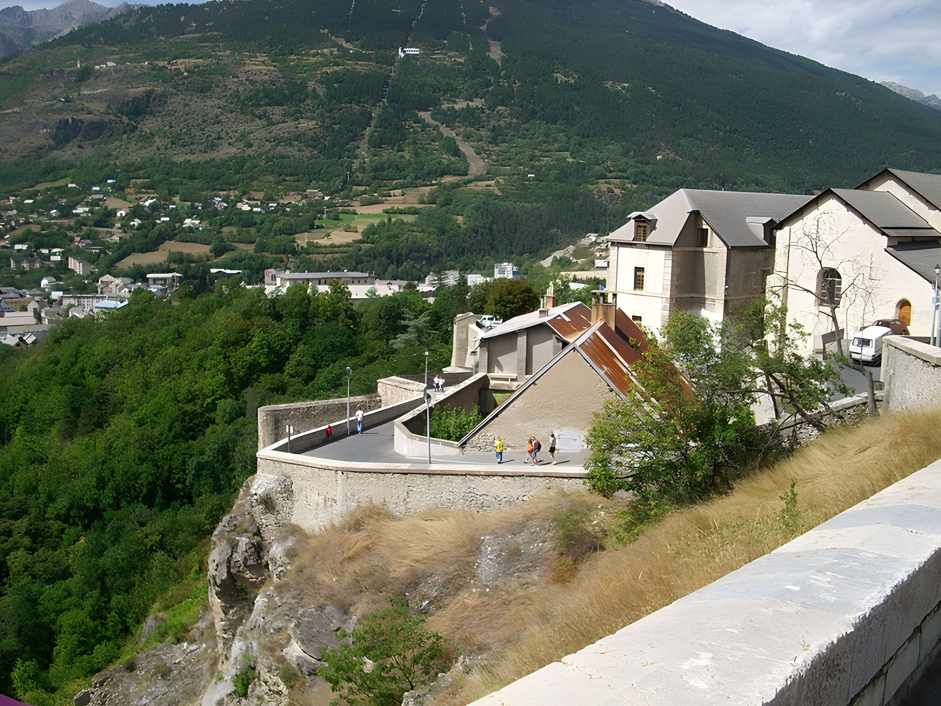 Anciennes fortifications de la Ville Haute