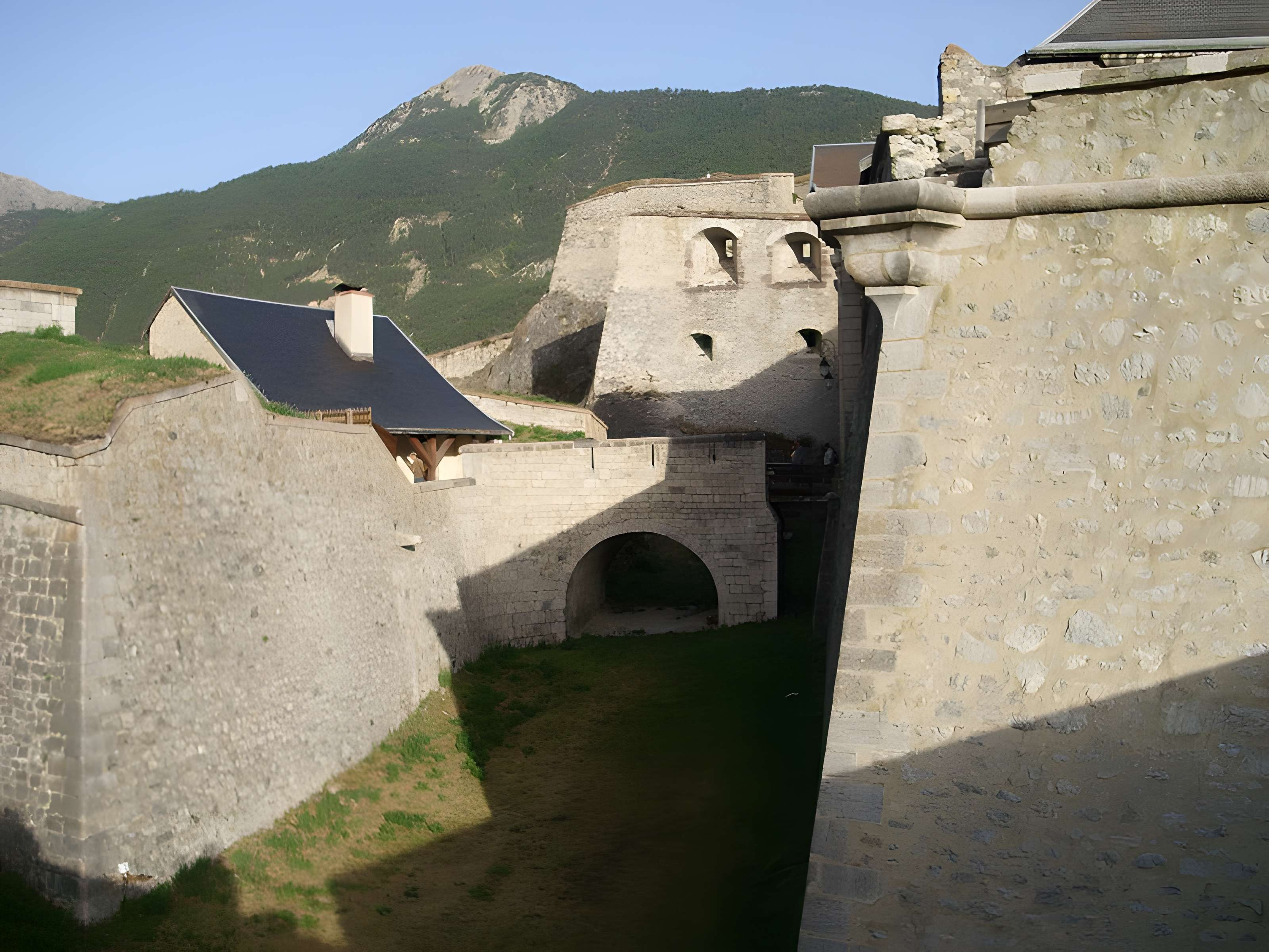 Anciennes fortifications de la Ville Haute