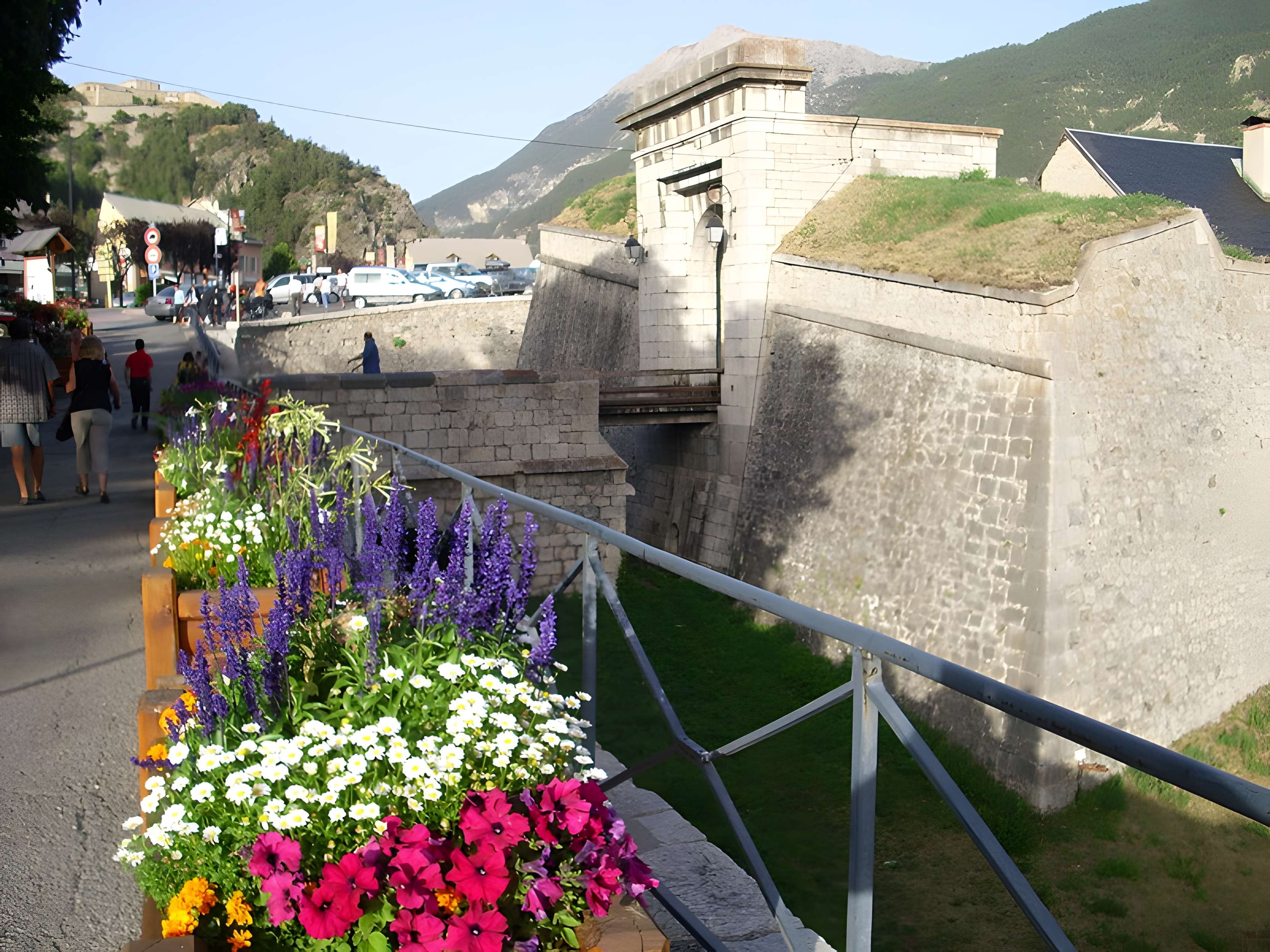 Anciennes fortifications de la Ville Haute