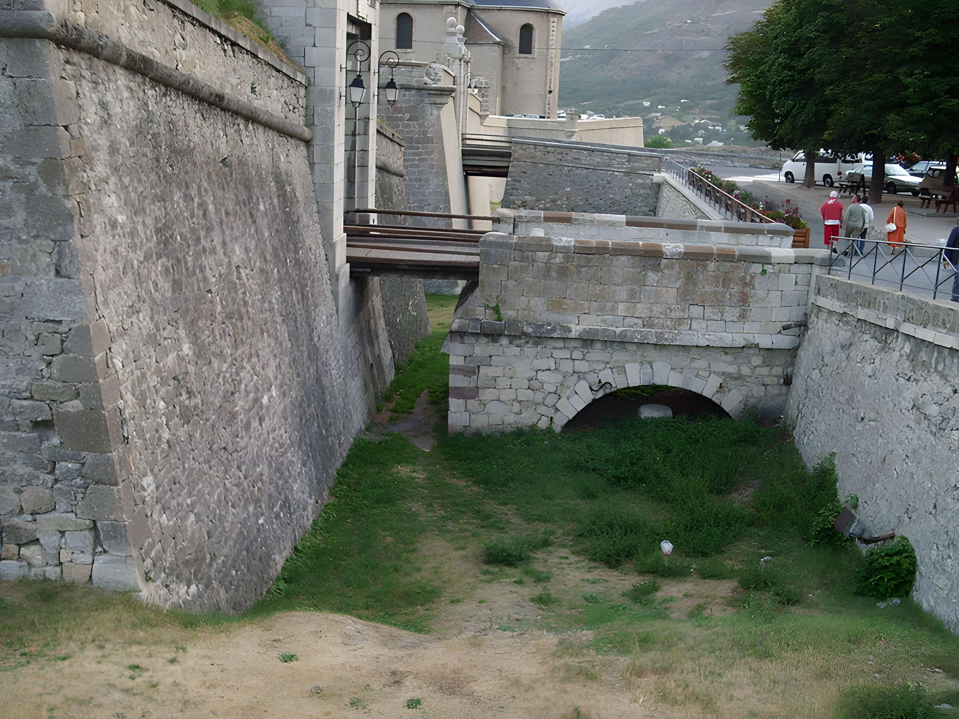 Anciennes fortifications de la Ville Haute