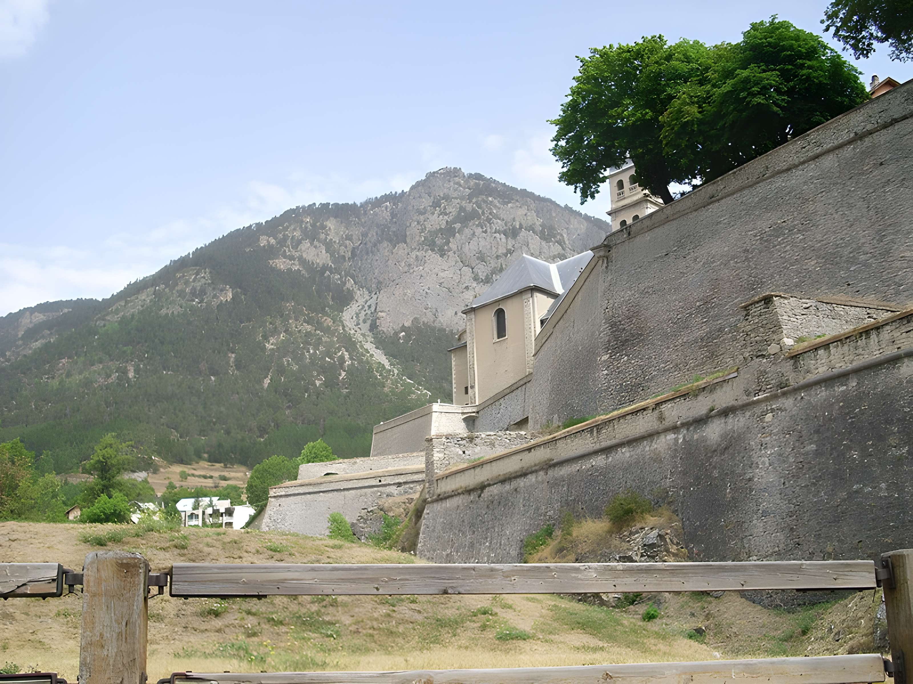 Anciennes fortifications de la Ville Haute