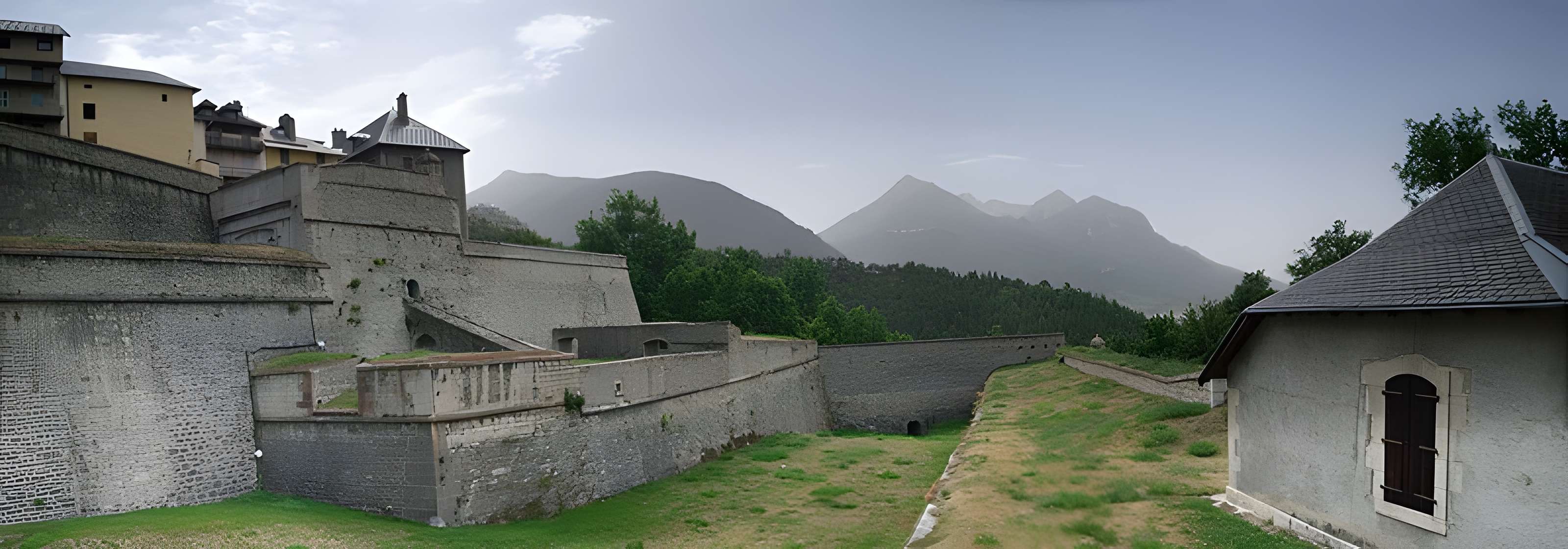 Anciennes fortifications de la Ville Haute