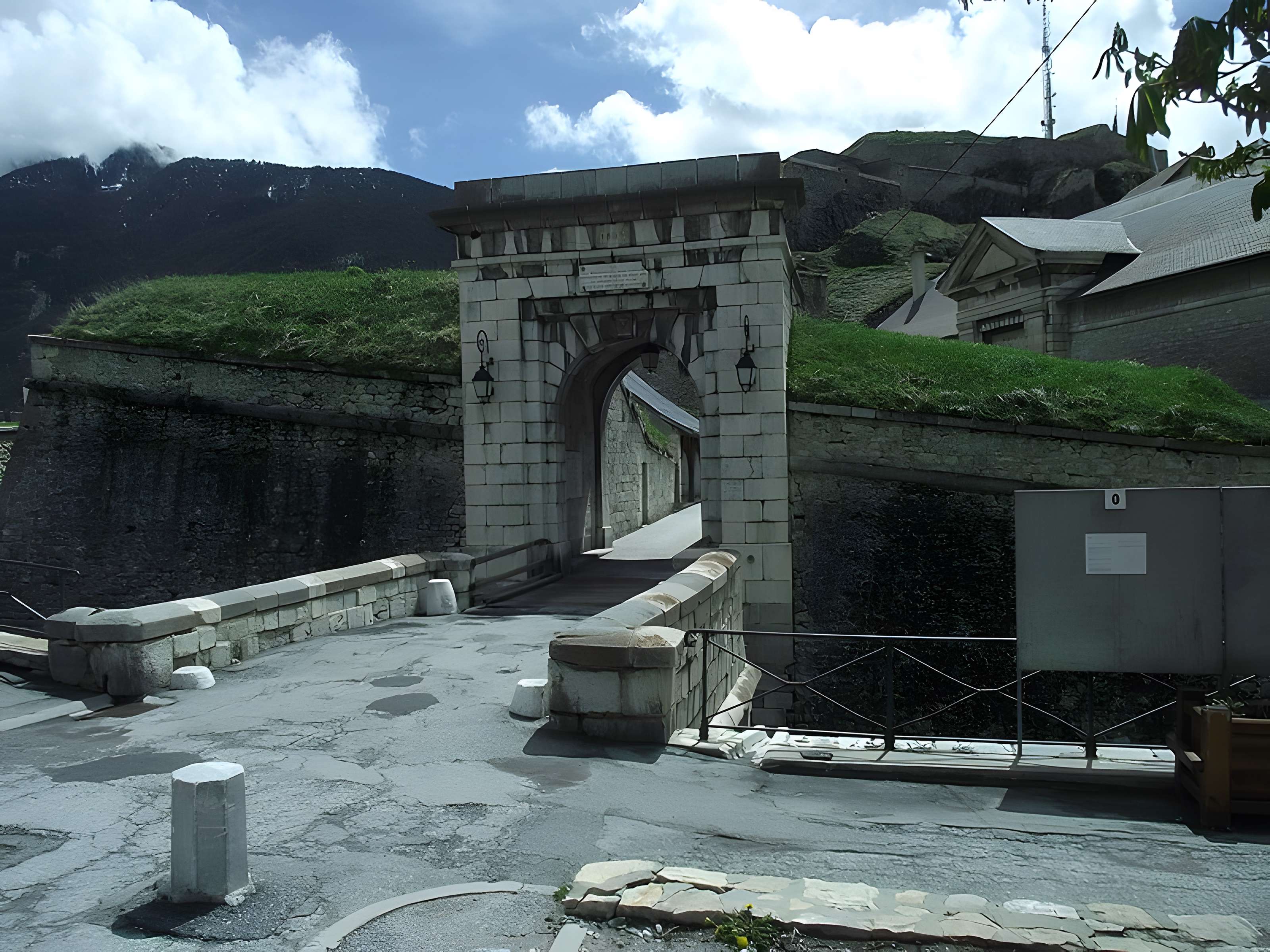 Anciennes fortifications de la Ville Haute