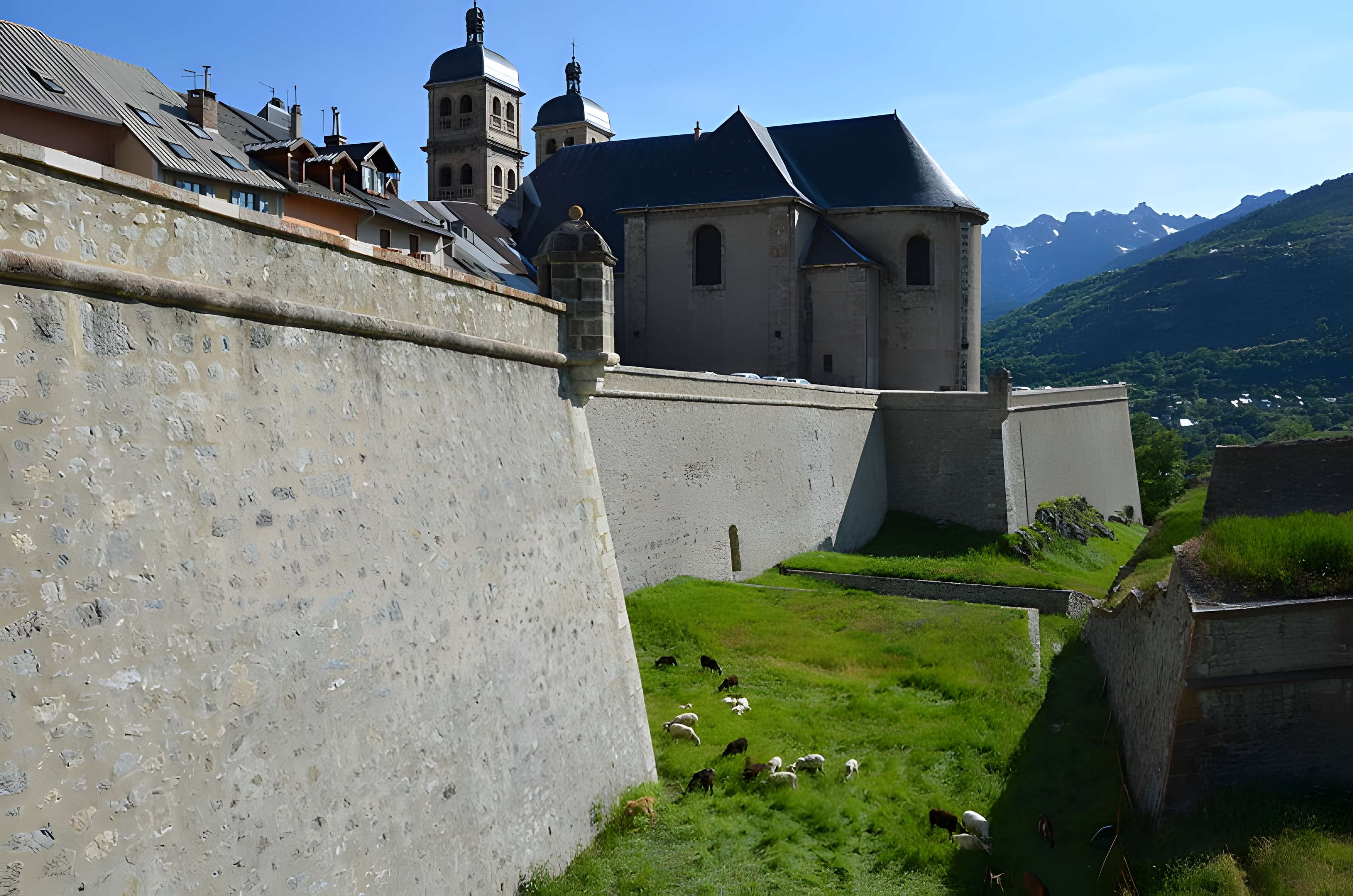 Anciennes fortifications de la Ville Haute