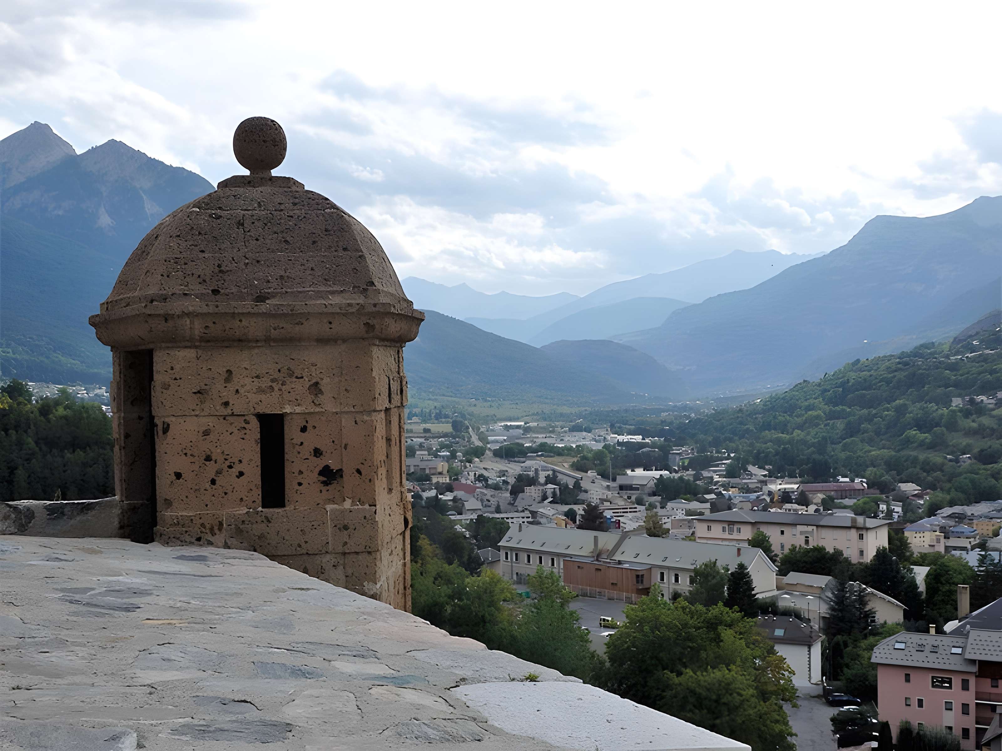 Anciennes fortifications de la Ville Haute