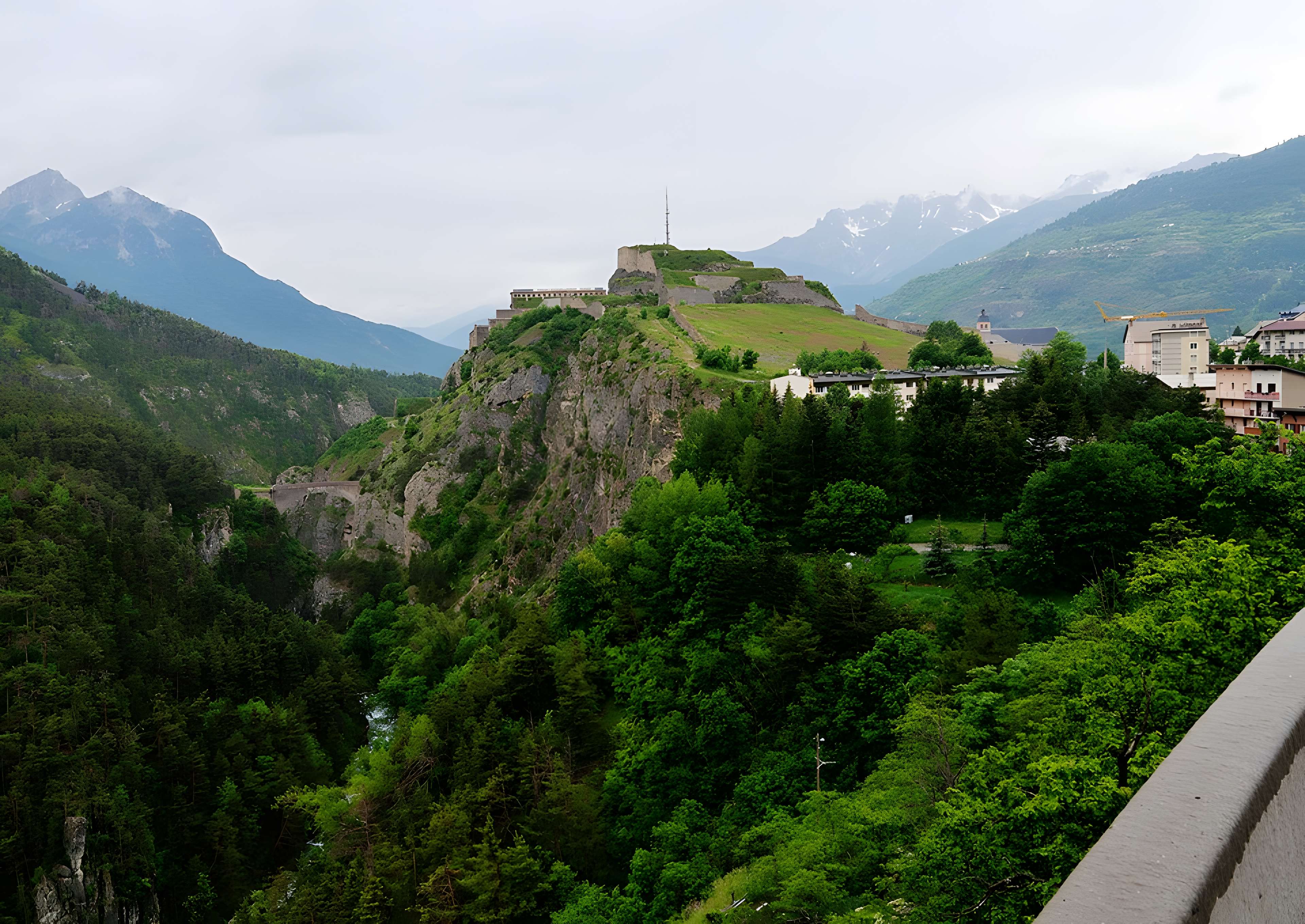 Anciennes fortifications de la Ville Haute