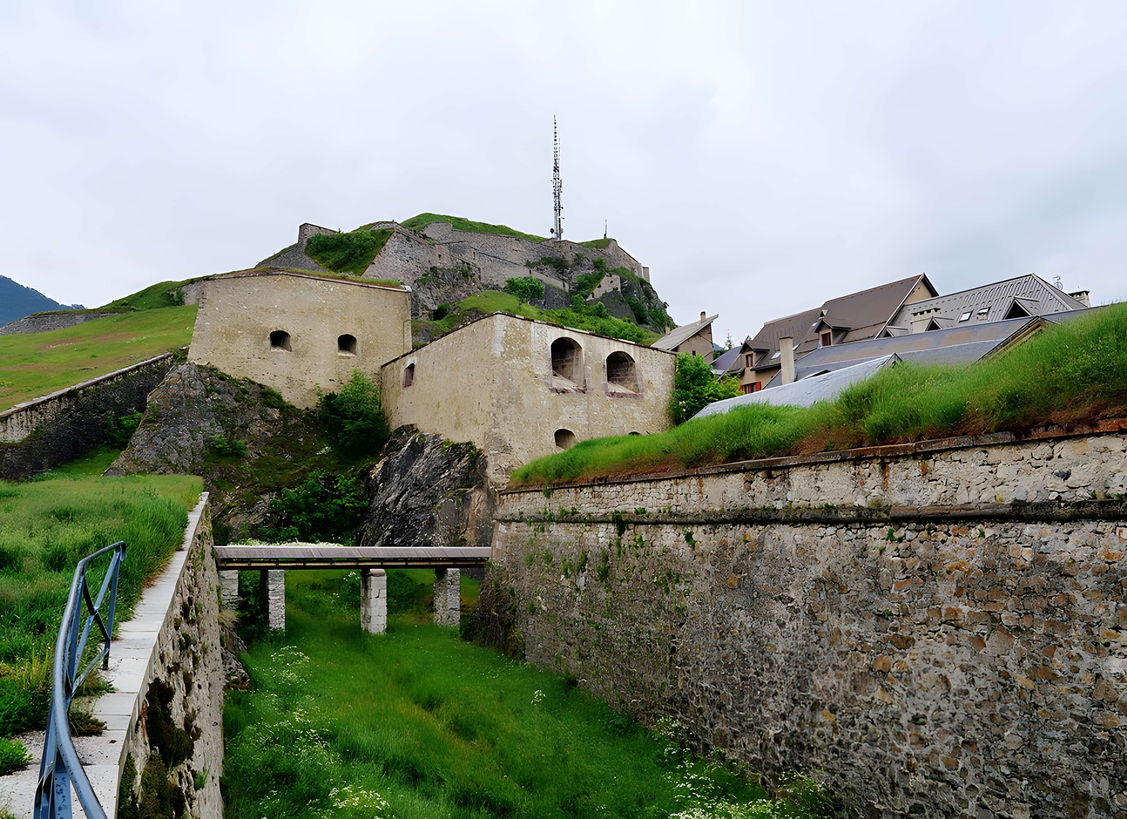 Anciennes fortifications de la Ville Haute