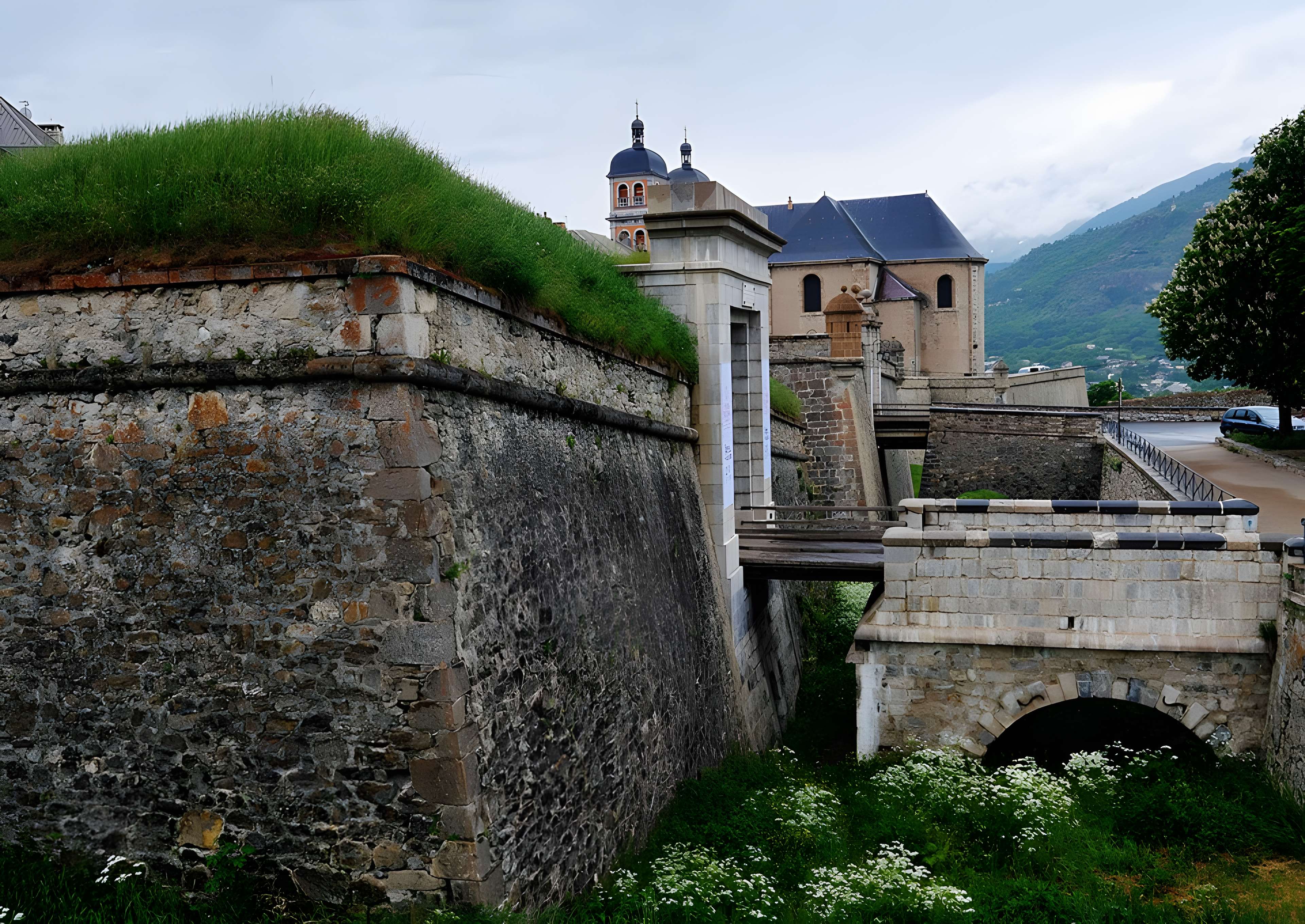 Anciennes fortifications de la Ville Haute